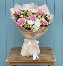 Букет цветов из:  Гвоздики, Орхидеи и Розы в Калужской Краснодарский край