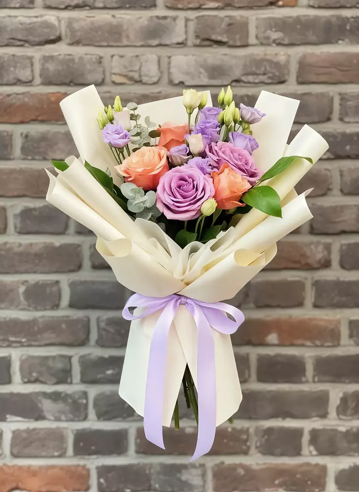 Букет цветов из: Лизиантусы и Розы в Калужской Краснодарский край