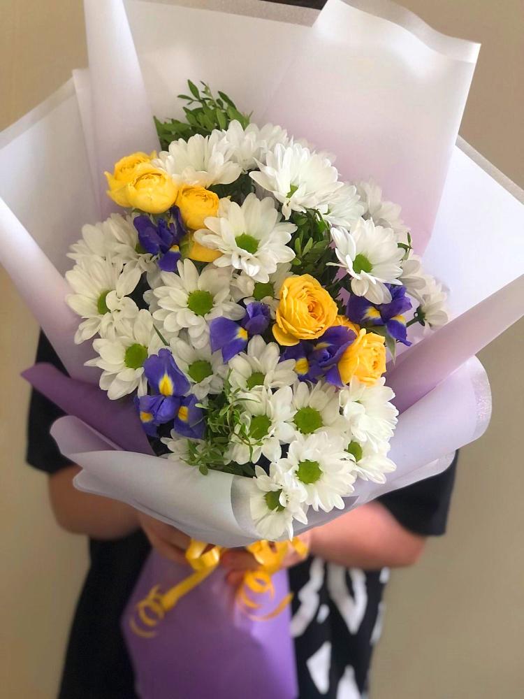 Букет цветов из: Ирисы, Хризантемы и Розы в Калужской Краснодарский край