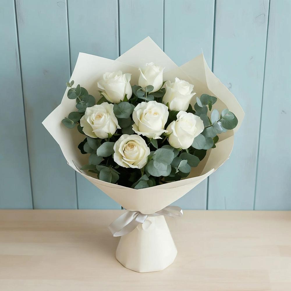 Букет Белые розы в Эвкалипте в Калужской Краснодарский край