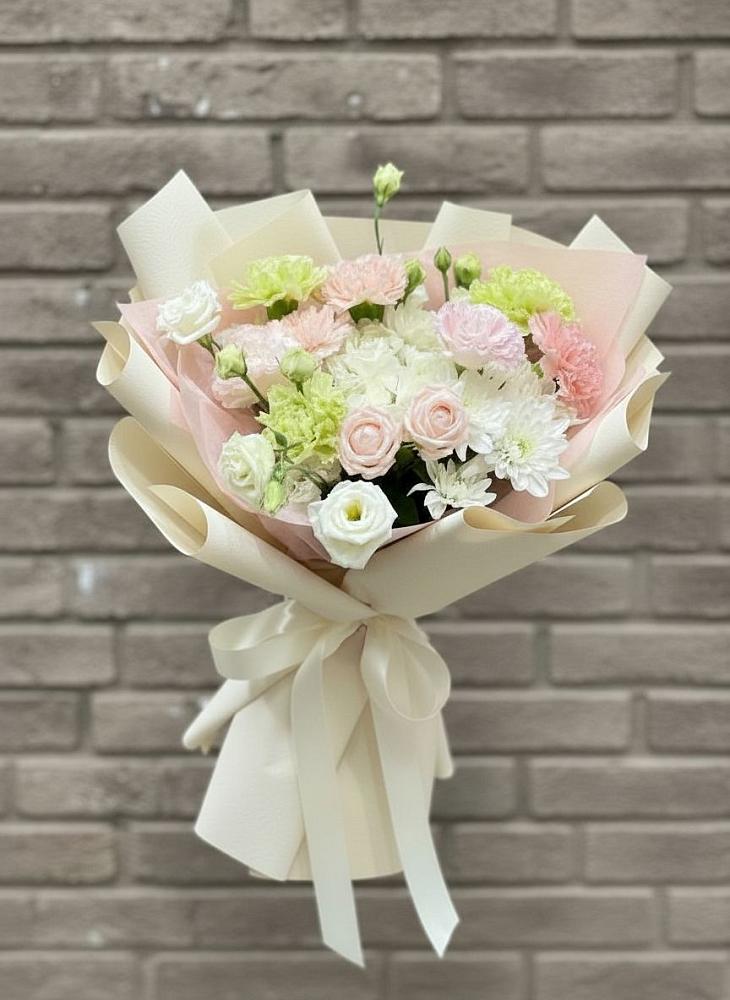 Букет цветов из: Гвоздики, Розы, Лизиантусы и Хризантемы в Калужской Краснодарский край