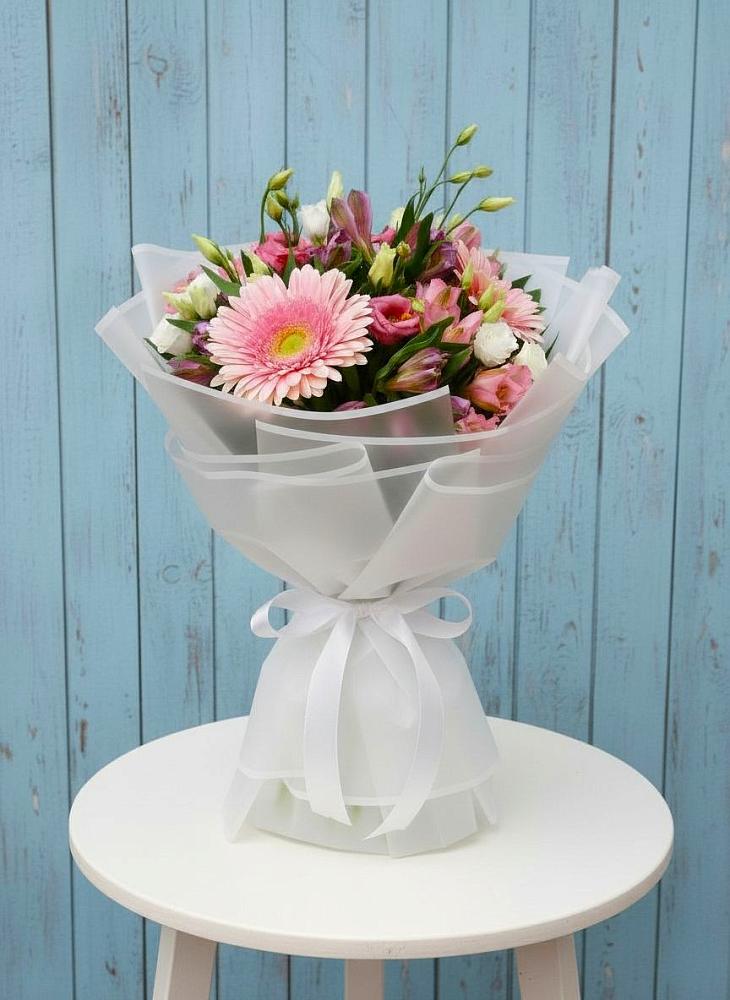 Букет цветов из: Герберы, Альстромерии и Лизиантусы в Калужской Краснодарский край