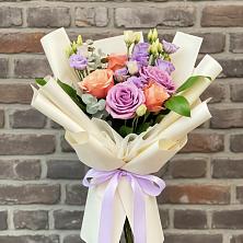 Букет цветов из:  Лизиантусы и Розы в Калужской Краснодарский край