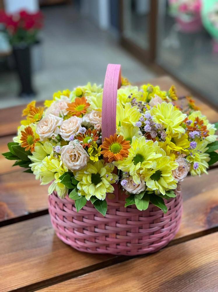 Цветочная композиция из Хризантемы и Розы в корзине в Калужской Краснодарский край