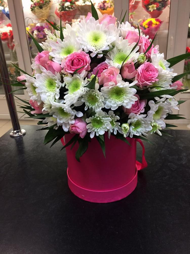 Цветочная композиция из Розы и Хризантемы в шляпной коробке в Калужской Краснодарский край