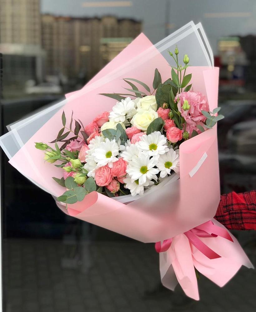 Букет нежный в Калужской Краснодарский край Букет цветов из: Розы, Лизиантусы и Хризантемы в Калужской Краснодарский край